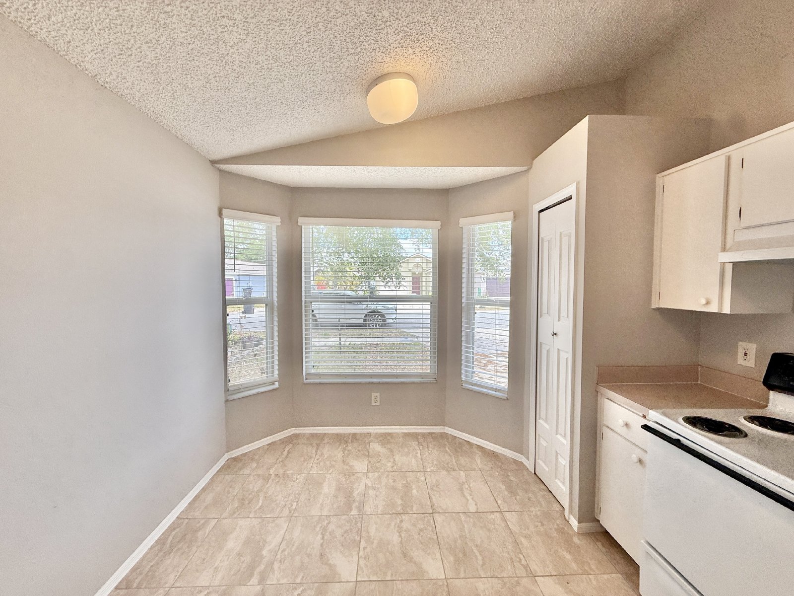 Cute 3/2 Rental Home with Single Car garage in East Orlando! property image