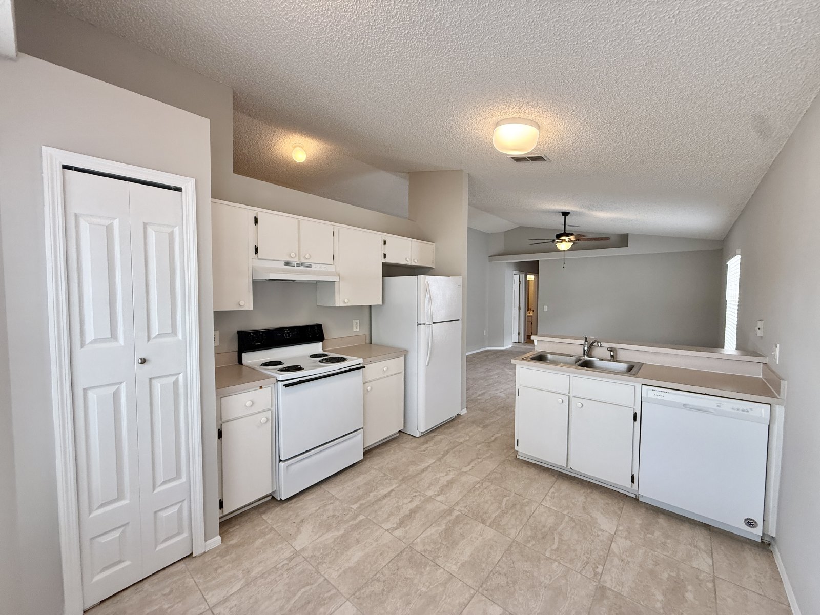 Cute 3/2 Rental Home with Single Car garage in East Orlando! property image
