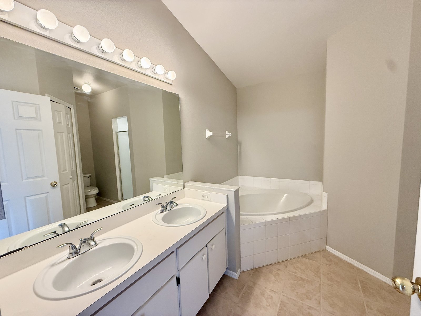 Cute 3/2 Rental Home with Single Car garage in East Orlando! property image