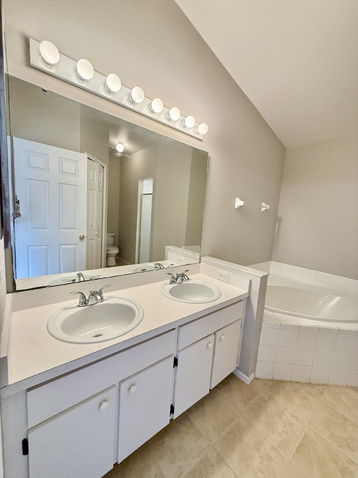 Cute 3/2 Rental Home with Single Car garage in East Orlando! property image