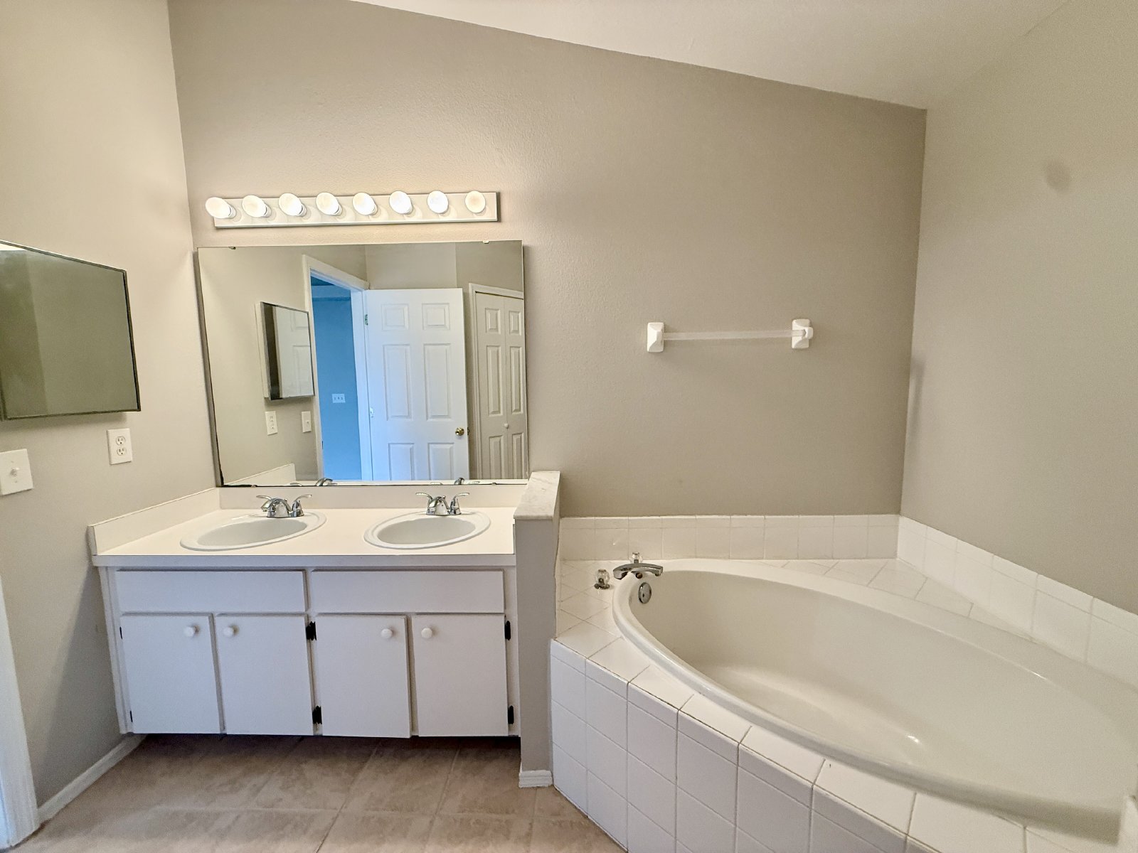 Cute 3/2 Rental Home with Single Car garage in East Orlando! property image
